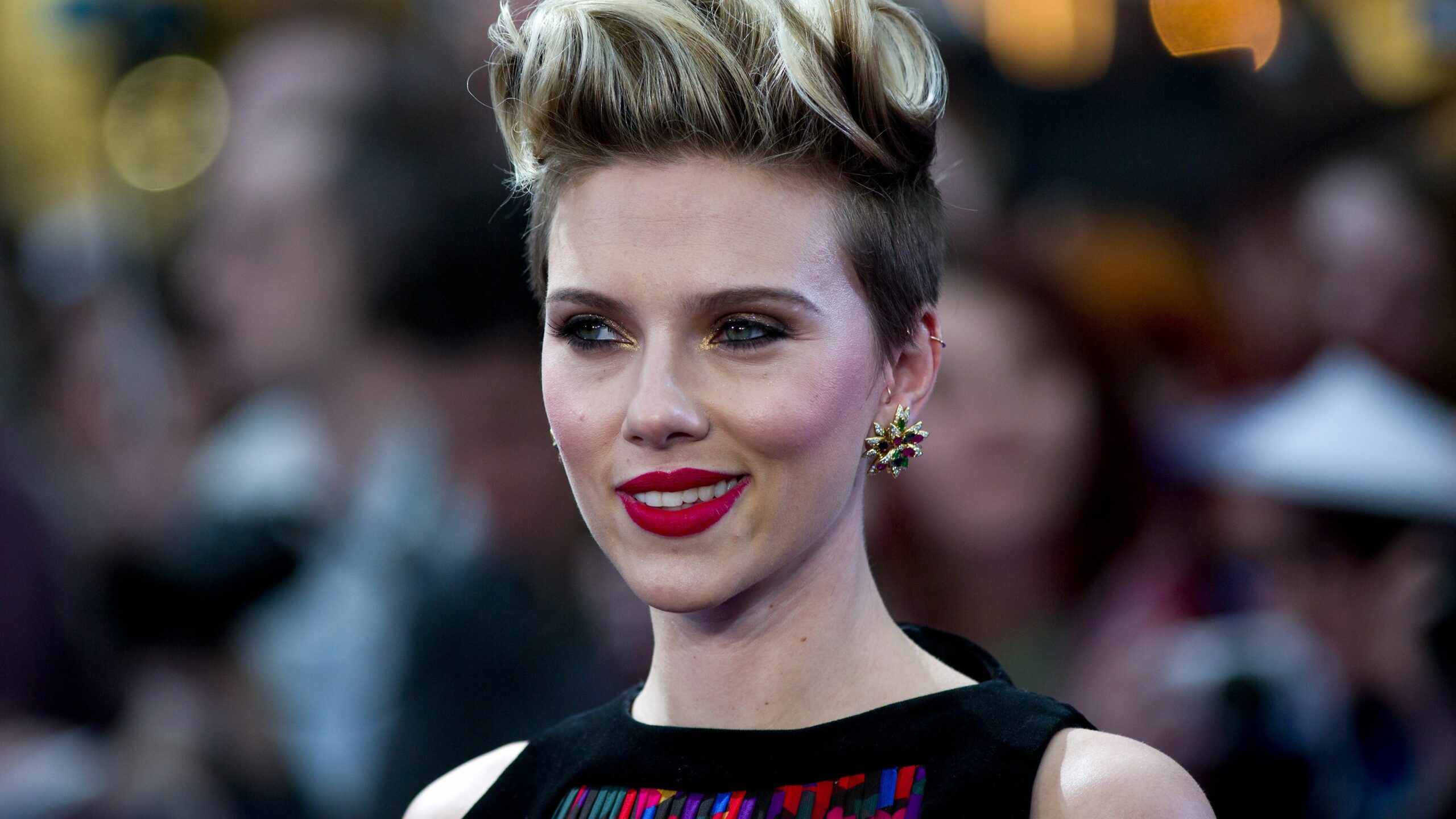 scarlett johansson short hair