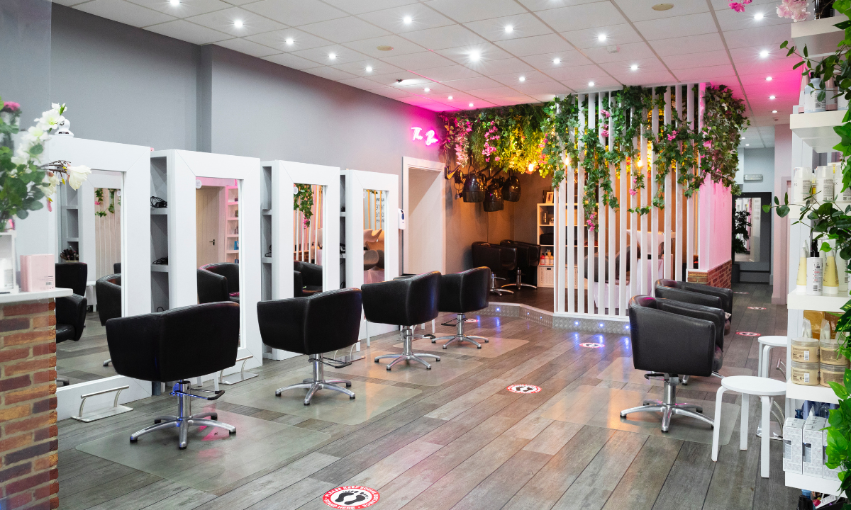 Small Team 2-6 Chairs salon - Employee Model